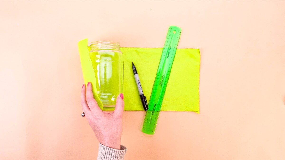 步骤2：首先，在你的罐子周围包一块毛毡并修剪高度和宽度。