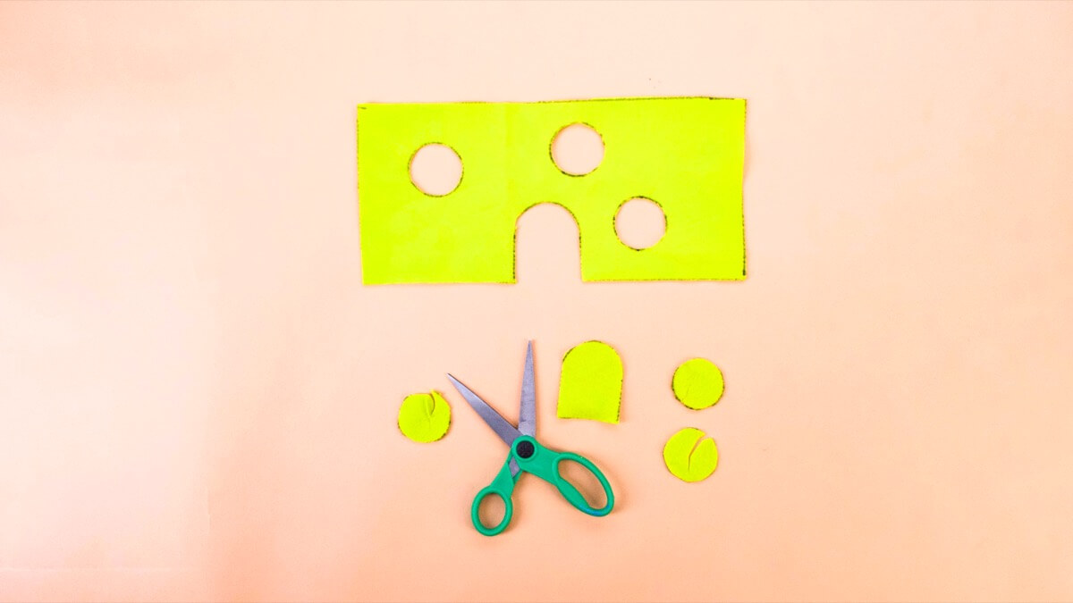 步骤4：剪掉这些形状。  