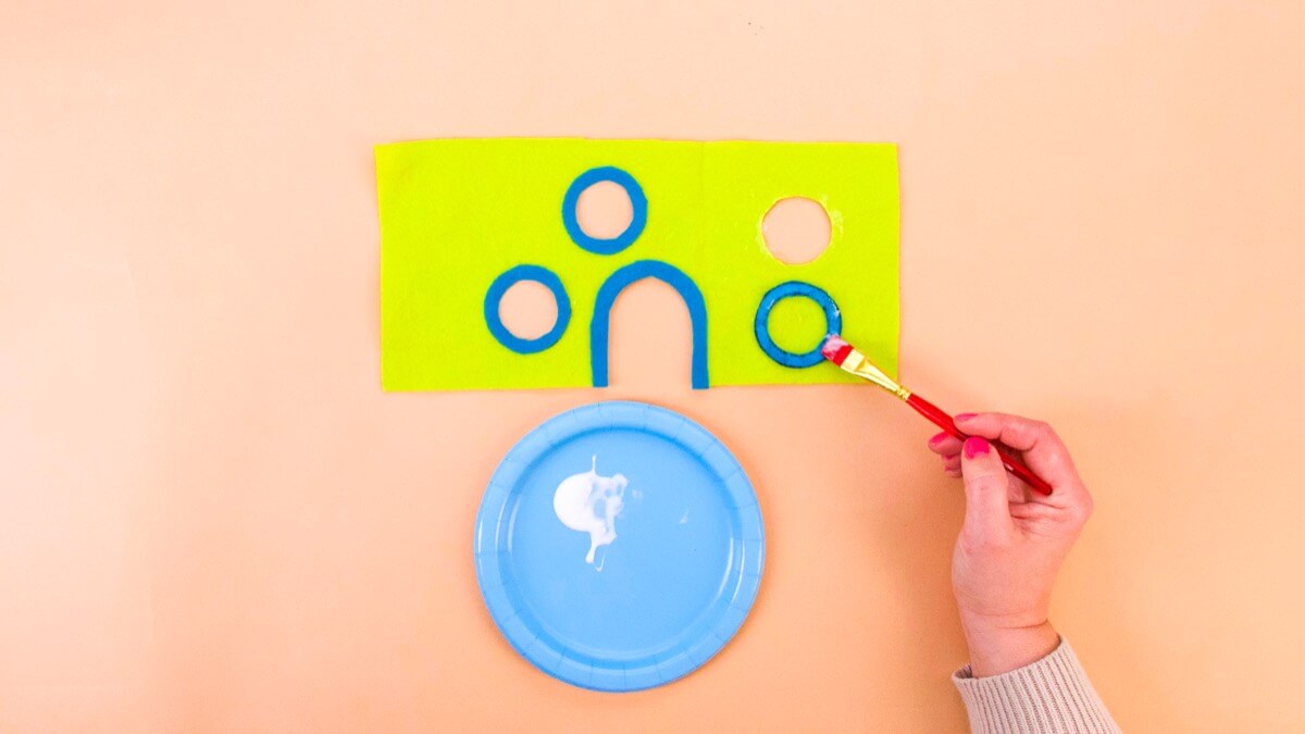 步骤7：用油漆刷在胶水上涂漆，将饰边粘贴到位。