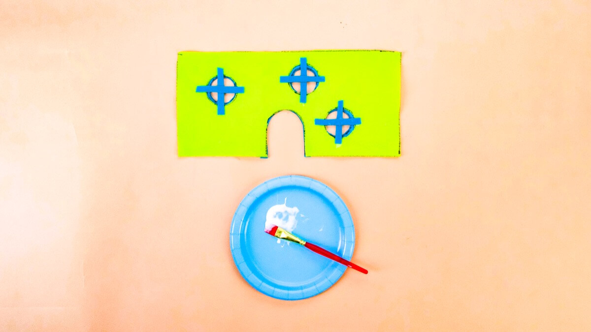 步骤8：把你的毛毡片翻过来，把胶条粘在窗户上，做成小窗玻璃。