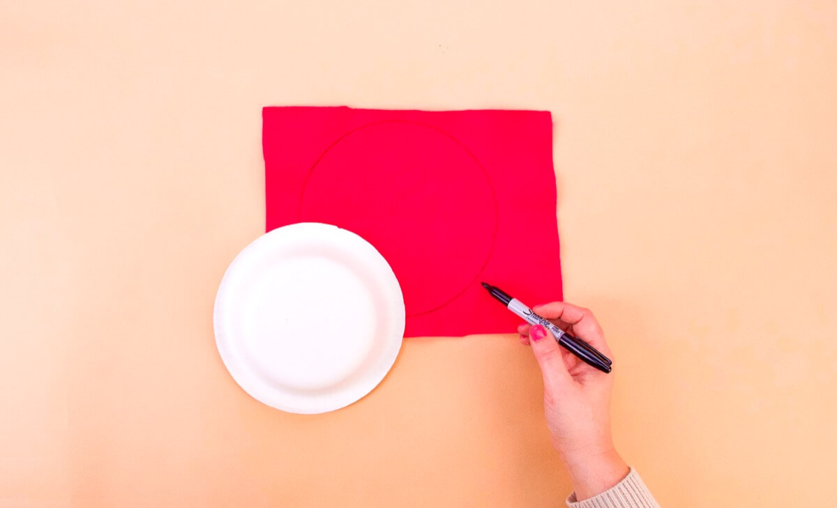 步骤10：为了制作你的童话屋屋顶，在一块毛毡上画一个盘子或碗。选择一种神奇的颜色！松散地切出圆圈，形成一个自然的蘑菇形状。