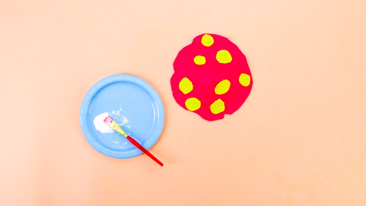 步骤12：您可以用毛毡圈装饰蘑菇屋顶或发挥创意！