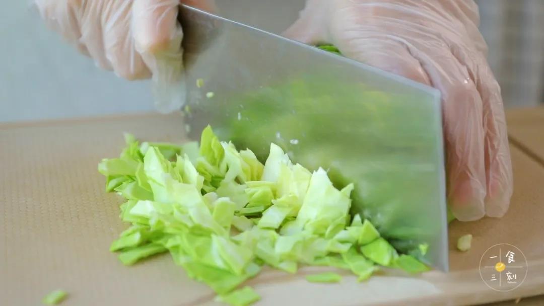 包菜洗净切丁