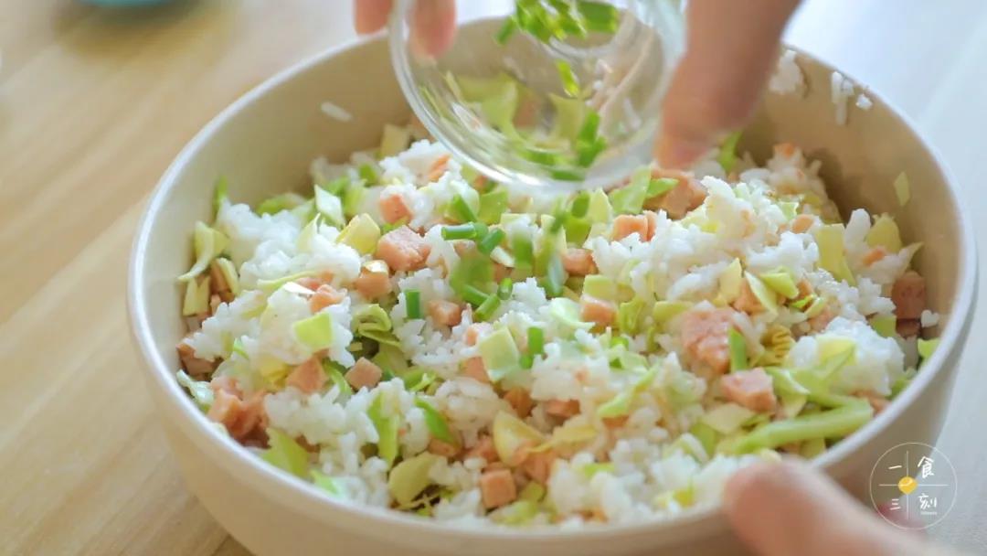 倒入盐、香油、葱花和白芝麻拌匀