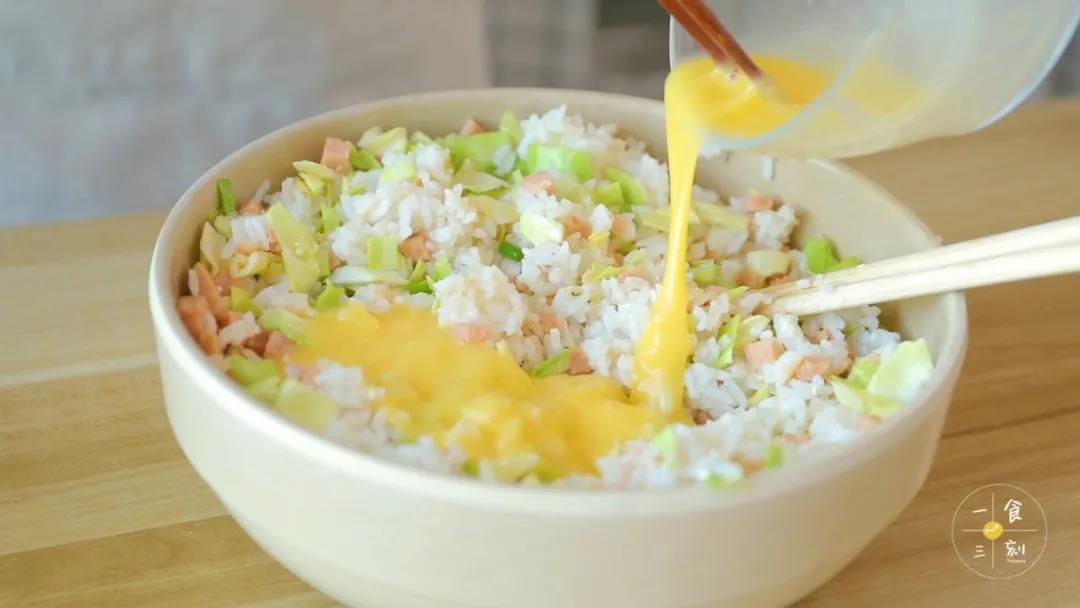 打入一个鸡蛋，搅打均匀