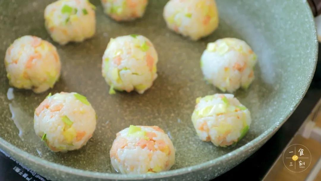 热锅涂油，放入饭团小火煎熟煎香