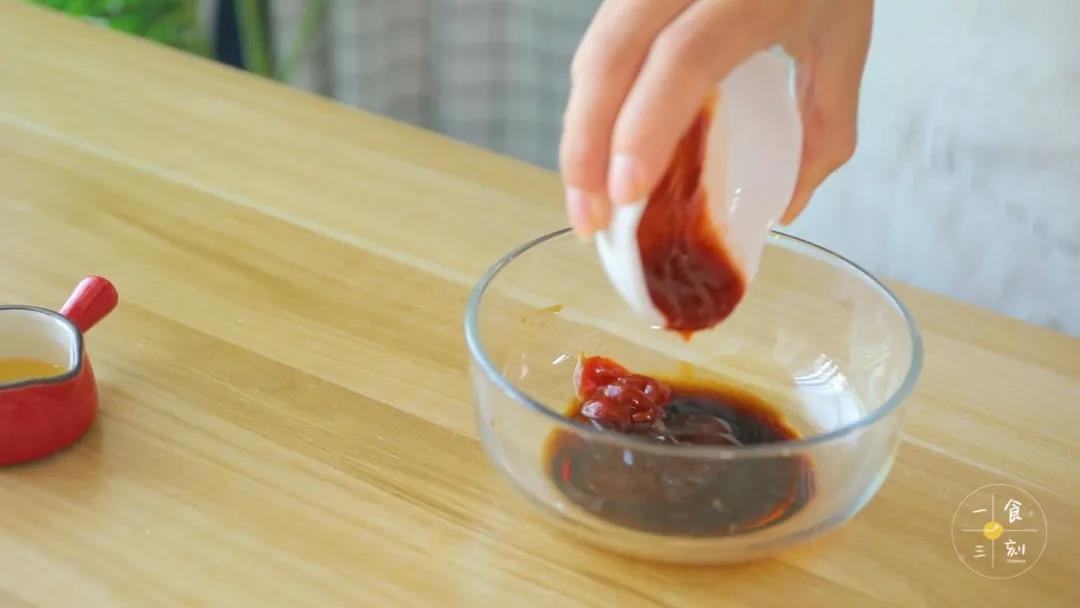 将番茄酱、蚝油、蜂蜜和生抽倒入碗中，调个酱料