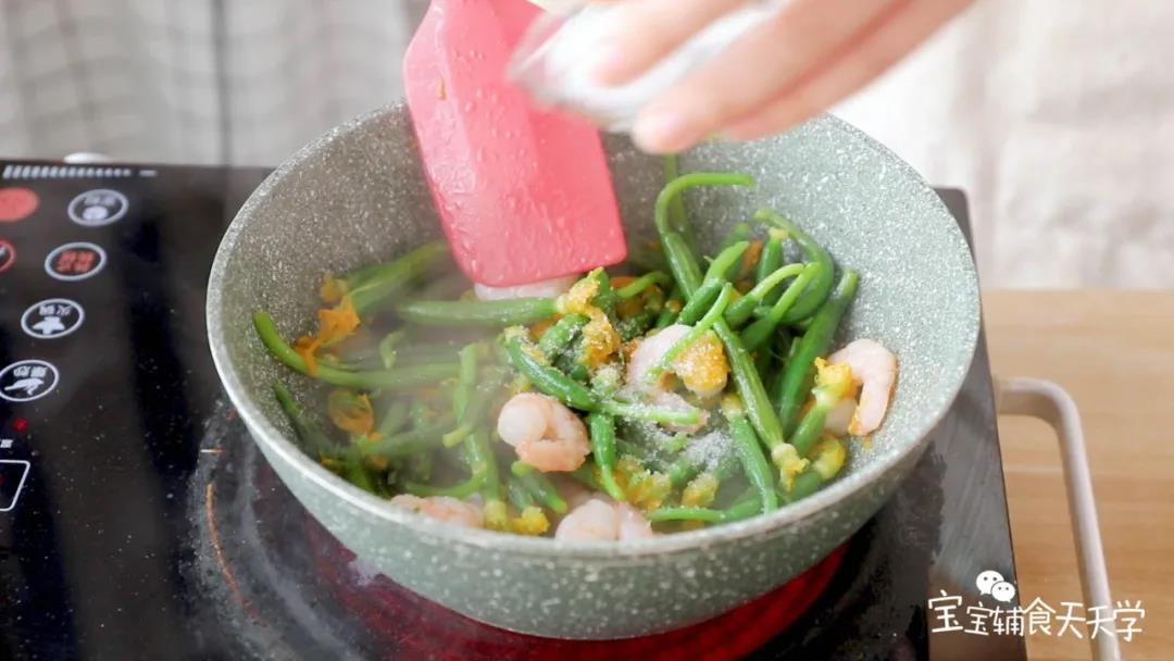 加入松茸粉和糖，翻炒均匀