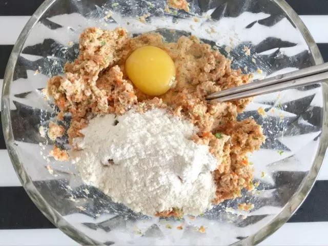 所有食材用料理机打碎，加入鸡蛋和适量面粉。