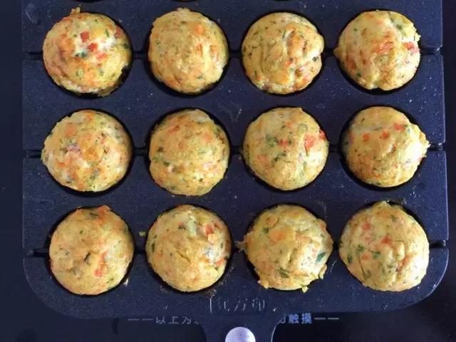 中小火煎，上下翻转至丸子金黄即可。