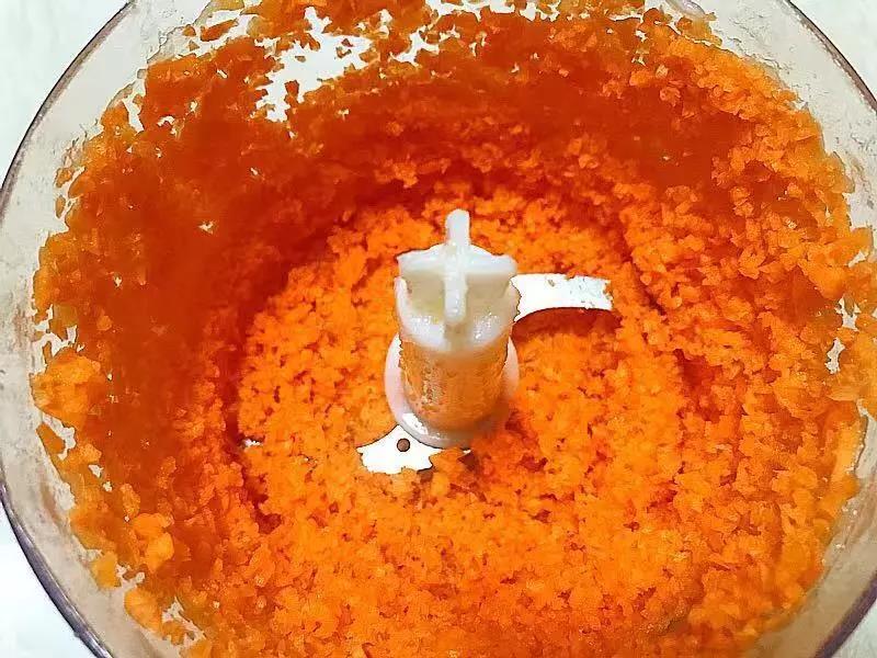 胡萝卜用料理机打碎。