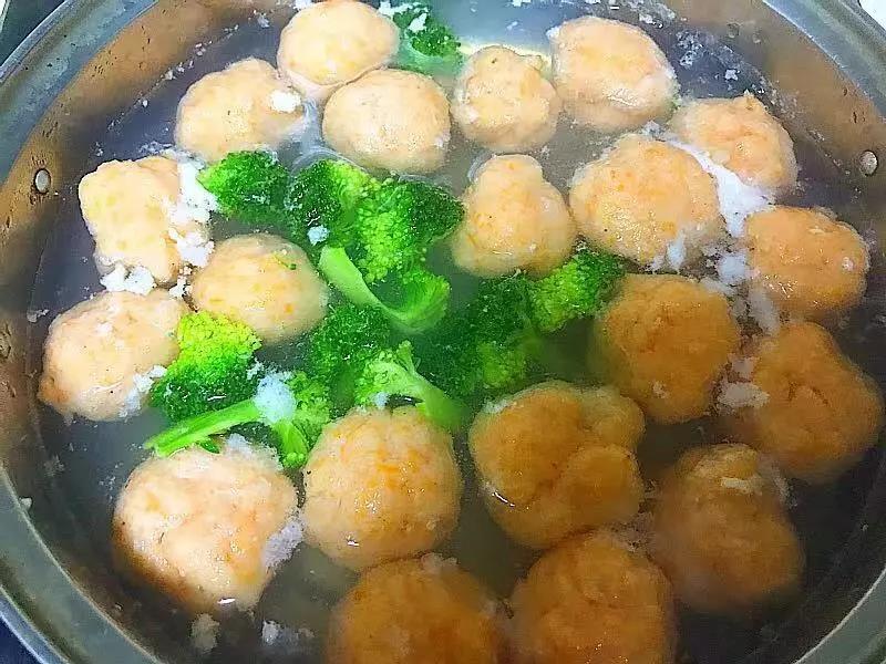 加入西兰花一起煮至软烂即可。