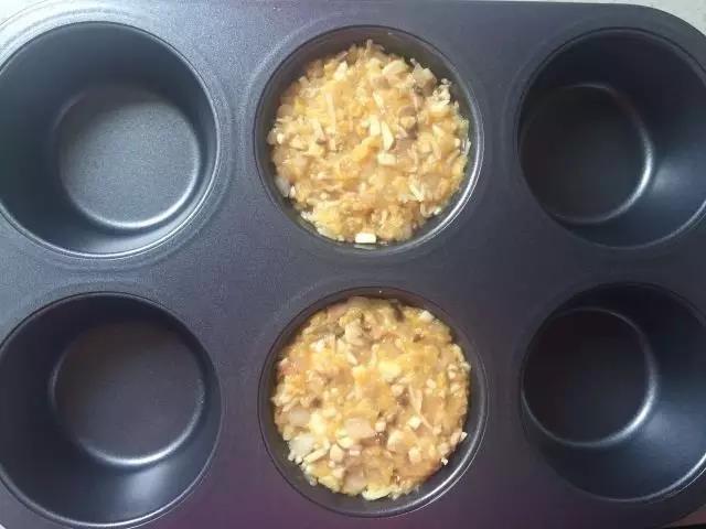 第4步：麦芬杯刷油，倒入食材，8分满。