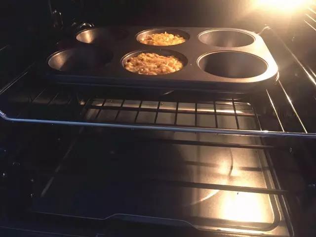 第5步：烤箱预热，180度烤20分钟左右。