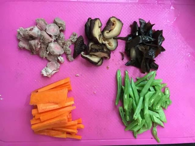 排骨肉煮熟，蔬菜洗净切成合适大小。