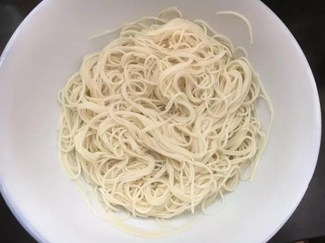 面煮半熟，盛出沥水，加适量食用油搅拌防止粘连。