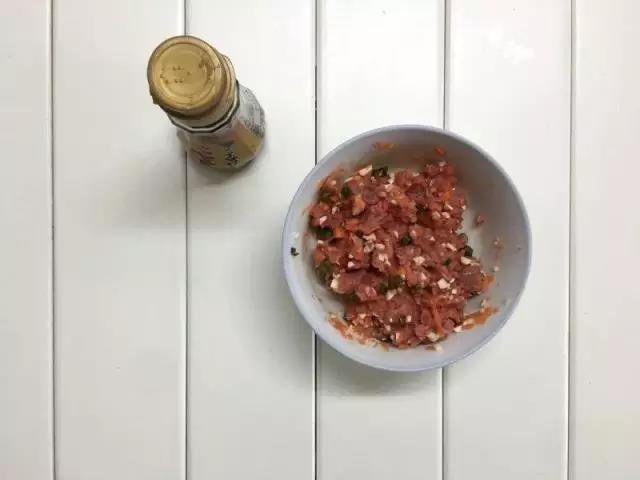 第5步：其他食材剁碎，加入少许盐和油搅拌均匀。