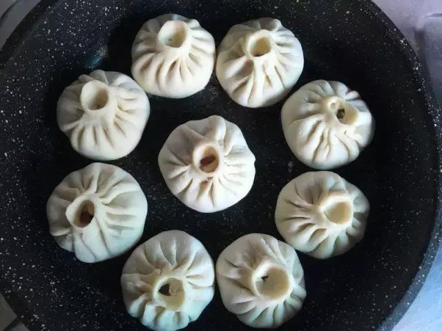 第12步：不粘锅抹油，小包子用中火煎至底部金黄。