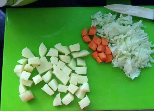 第2步：土豆、胡萝卜、娃娃菜分别切块。