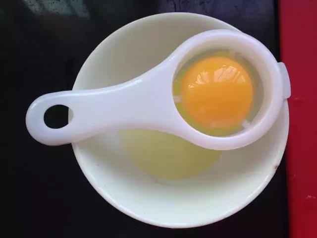 第1步：鸡蛋用分离器分离出蛋黄备用。