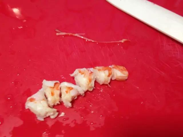 第4步：九节虾洗净煮熟取肉，去虾线后切块。
