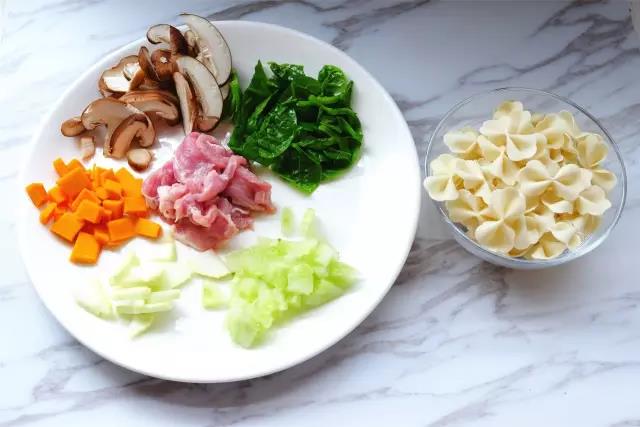 第2步：食材洗净，切丁。