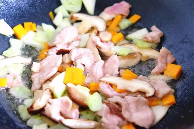 第3步：食材入锅炒熟。