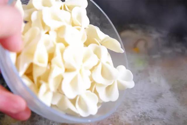 第5步：水开后倒入蝴蝶面。