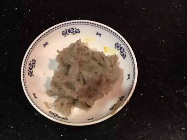 第3步：虾去壳去头去肠，打成泥。