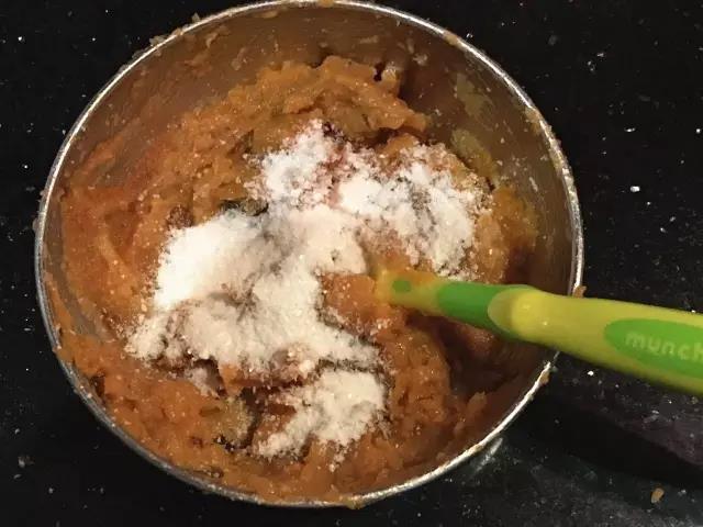 第5步：虾泥和胡萝卜泥，加入婴儿米粉、蛋黄，搅拌均匀。