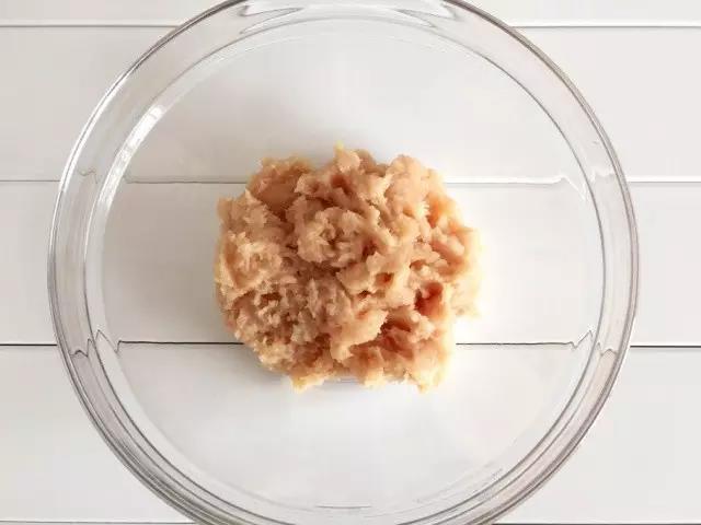 鸡肉用料理机搅成泥状。