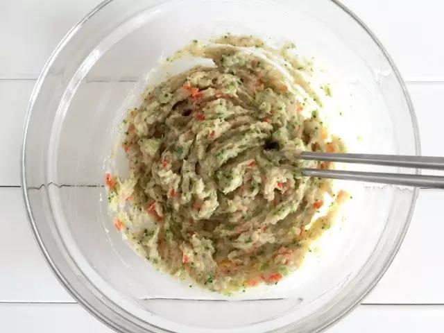 同一方向搅拌到肉泥上劲。