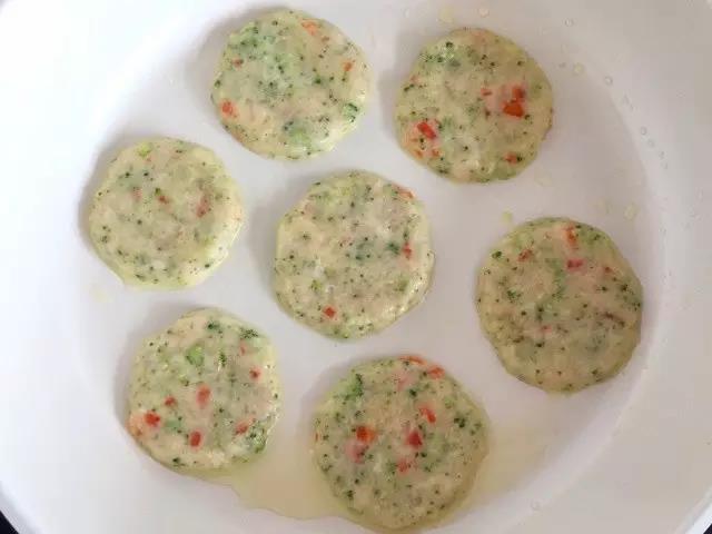 用手将肉馅团成小球，放入锅中压扁成饼状，小火焖煎至两面金黄即可。