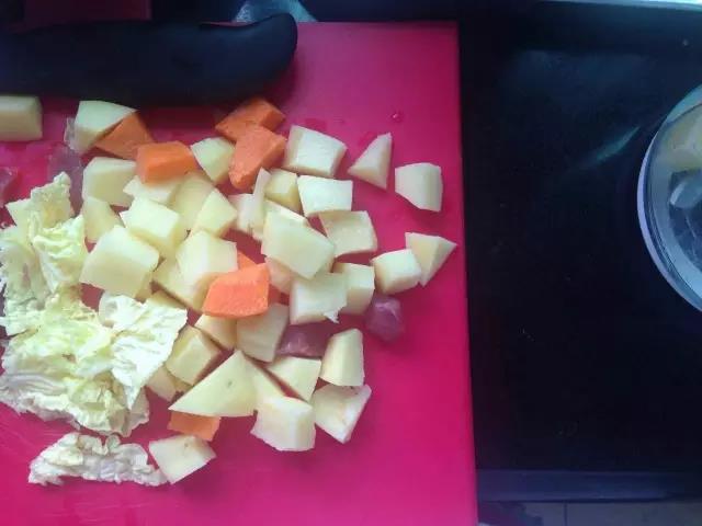 土豆，胡萝卜，娃娃菜、香菇洗净切块。