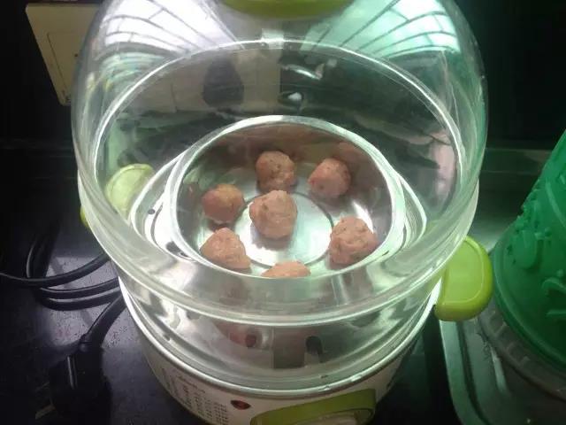 揉好的肉丸子蒸或者煮进行加热，熟了即可。