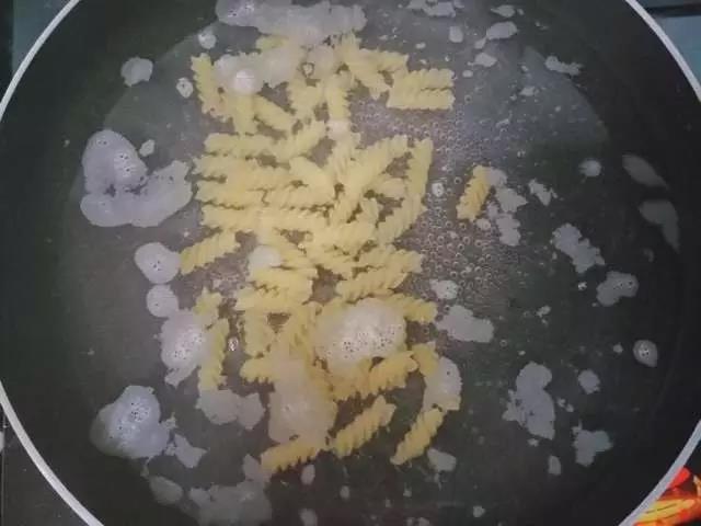 意面冷水下锅，煮熟后捞出备用。