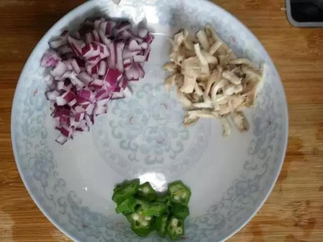 洋葱切丁，袖珍菇撕小条后挤干水分，秋葵焯水后切小块。