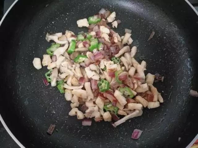 放入菌菇煸炒一分钟左右，放秋葵继续煸炒。