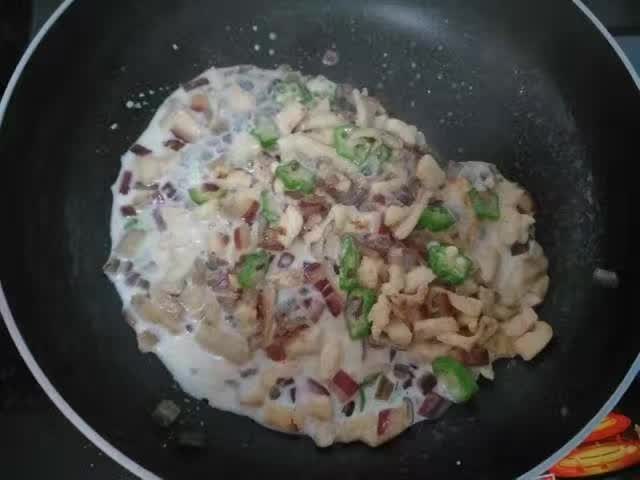 倒入牛奶炖煮，调小火。