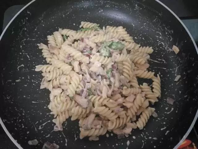 放入意面，大火收汁，快速拌匀，关火即可。