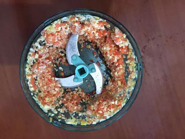 第3步：拉动绞馅器拉绳将食材轻松绞成小丁。