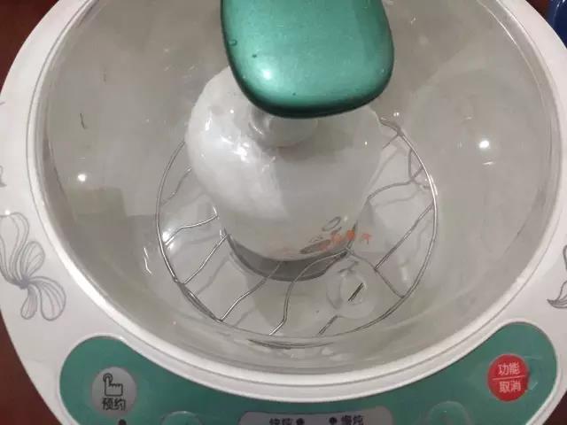 第5步：盖上盖子将炖盅放入炖锅开始炖。