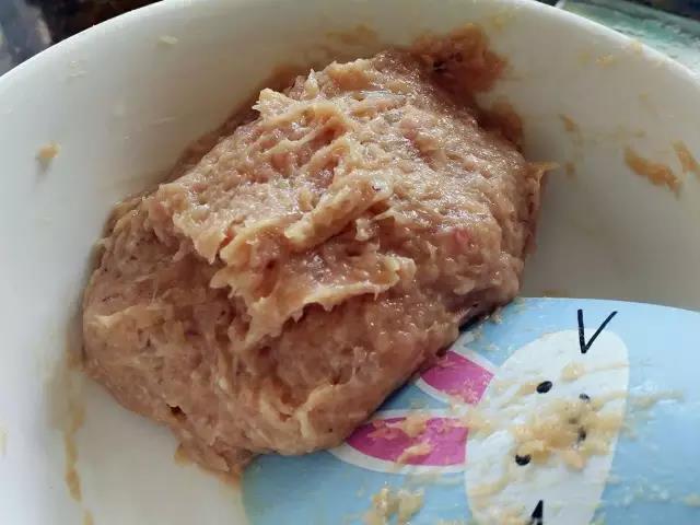 第3步：顺着同一个方向，将肉馅搅拌上劲。