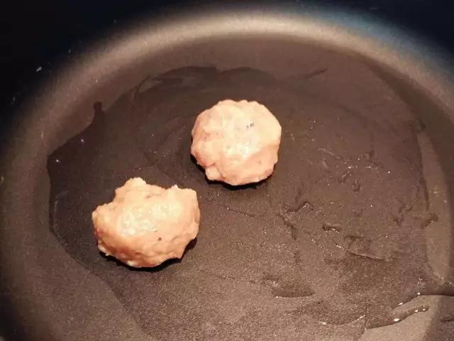 第4步：锅里放少许油，肉馅团成小丸子入锅压成肉饼。