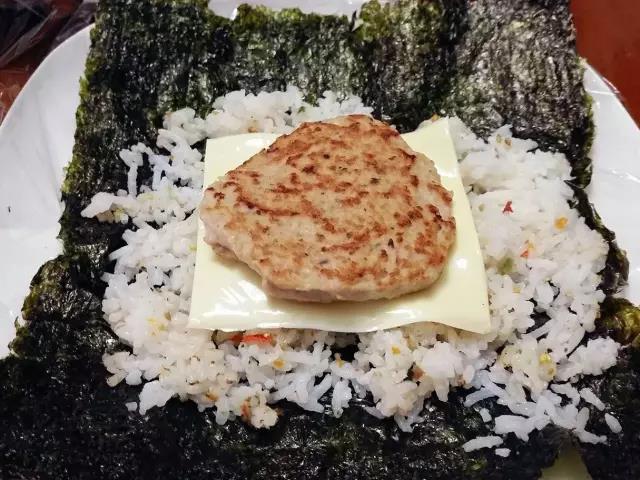 第7步：在芝士片上放肉饼。