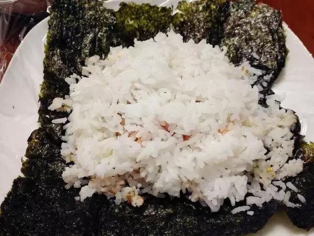 第8步：在肉饼上浇少许番茄酱，再放层米饭。