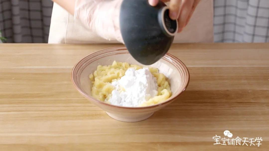 加入土豆淀粉，揉成不沾手的团