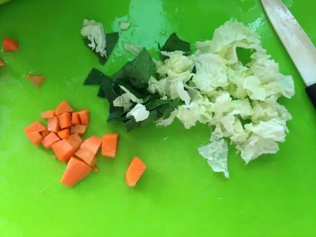 菠菜、娃娃菜、胡萝卜洗净切小块。