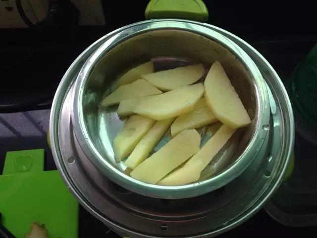 土豆切块放入蒸锅蒸熟。