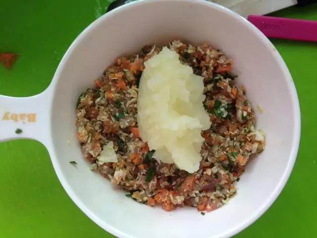 土豆泥加入打好的肉馅中。